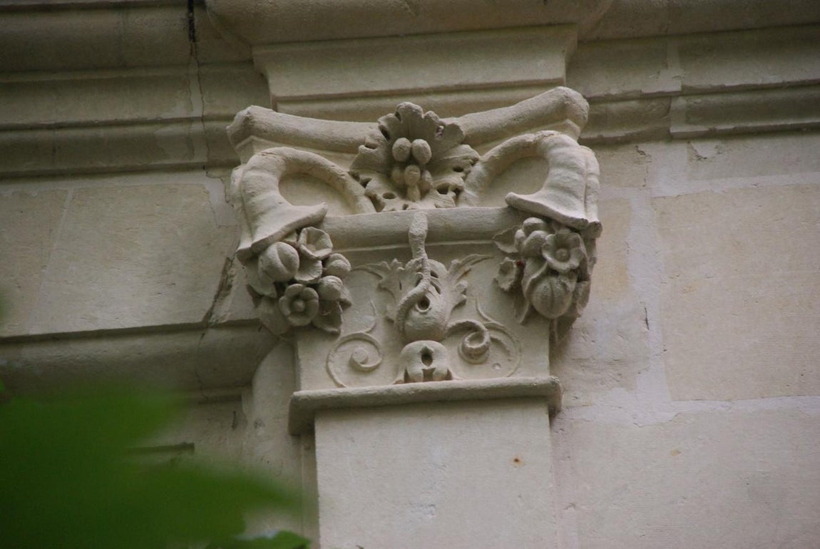 Mothe Chandeniers. En la imagen, uno de los muchos detalles que sobreviven en los muros de piedra. Columnas, frisos y ventanas conservan los ornamentos de antaño. Son testigos de su viejo esplendor, que todavía pesa sobre la decadente historia a la que fue condenado