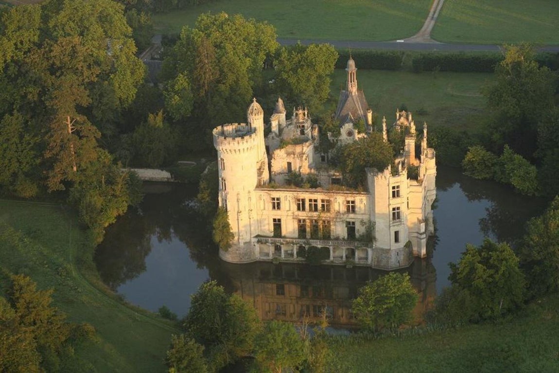 Mothe Chandeniers. El último propietario de la fortaleza, un anciano de Maine-et-Loire, cede este tesoro arquitectónico a sus nuevos dueños, que esperan recibir más de 70.000 visitas diarias en los próximos cinco años. La venta se cerrará durante el presente mes de enero