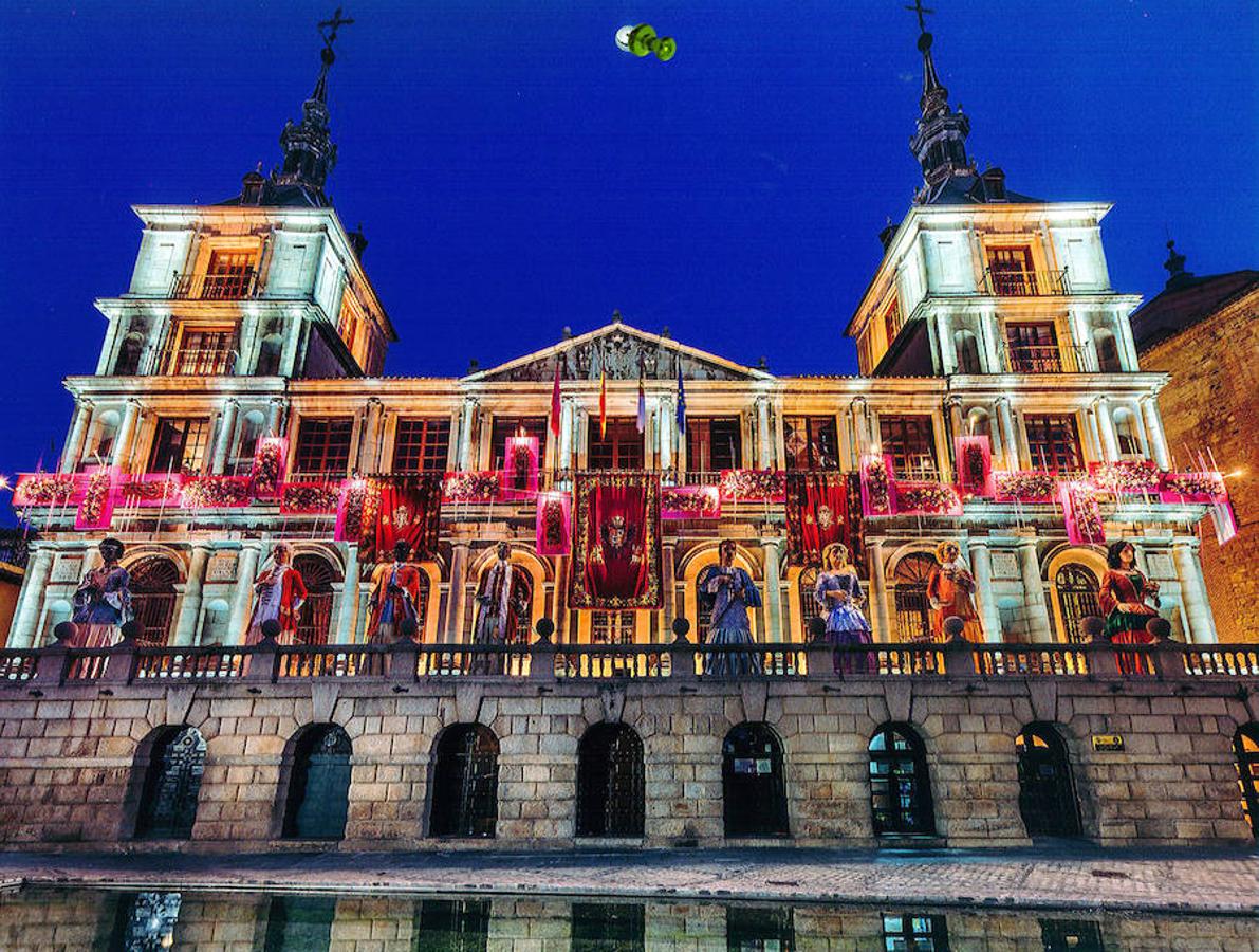 Mayo. Gigantones en el Ayuntamiento. Copus Christi de Toledo, fiesta declarada de Interés Turístico Internacional. Fotografía de David Blázquez