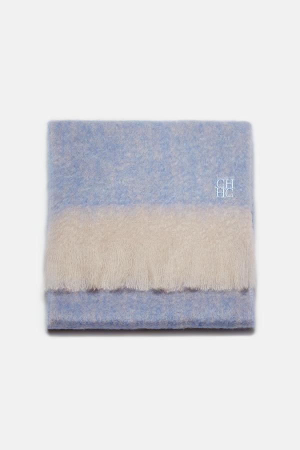 Ideal para el frio. Maxi bufanda elaborada en mohair y lana con terminaciones de flecos e iniciales CH bordadas de Carolina Herrera. (Precio: 220 euros)