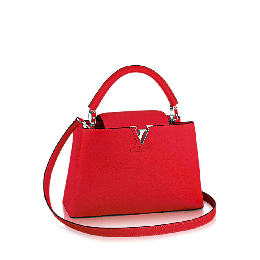 El accesorio por excelencia. La moderna versión mini del modelo Capucines PM de Louis Vuitton en color rojo, pondrá una intensa pincelada de color a cualquier estilismo. (Precio: 3.500 euros)