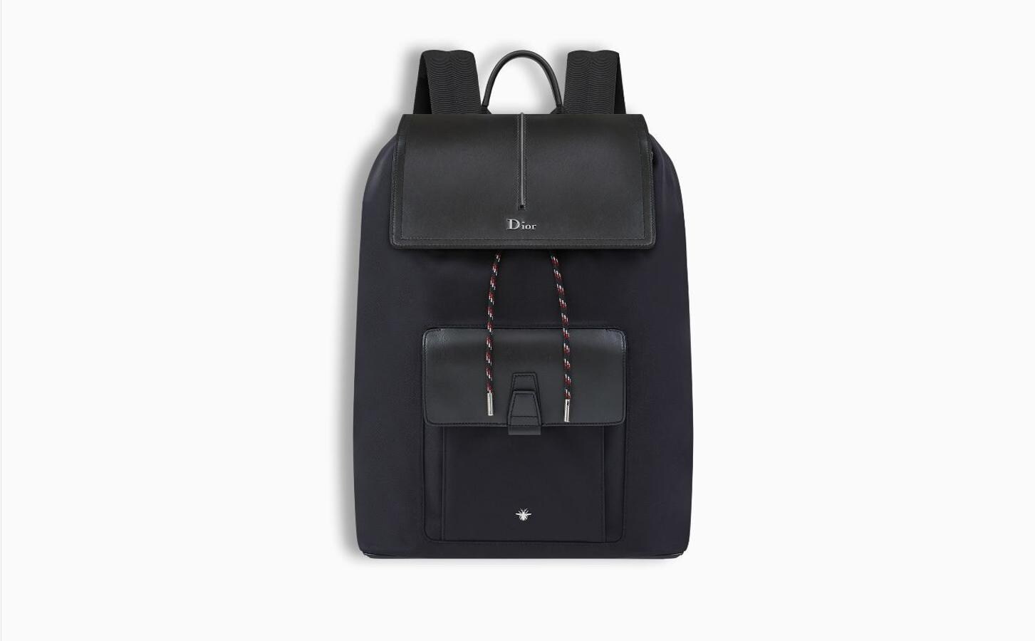 Para los más prácticos. La mochila se reinventa y adopta su versión más elegante. Modelo de Dior en piel de becerro combinada con nailon, en color negro con detalles en rojo. (Precio: 990 euros)