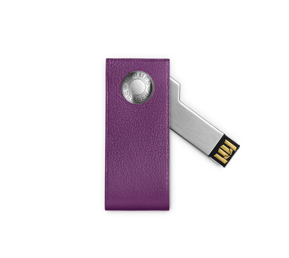 Pequeña tecnología. Pendrive USB de Hermès con capacidad de memoria de 16Gb, funda en piel de ternera Swift y color anémona. (Precio: 237 euros)