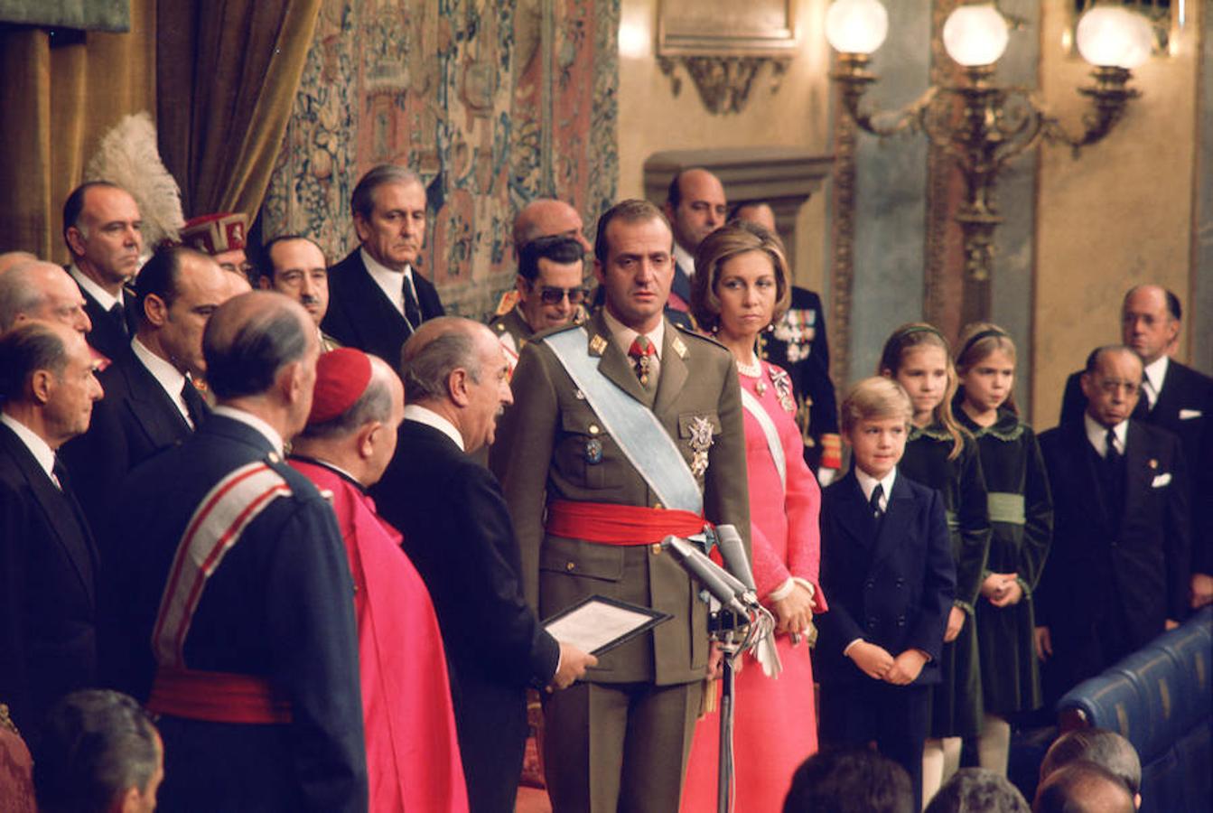 El 22 de noviembre de 1975 Don Juan Carlos fue proclamado Rey y España volvió a ser una Monarquía tras un paréntesis de 44 años. 