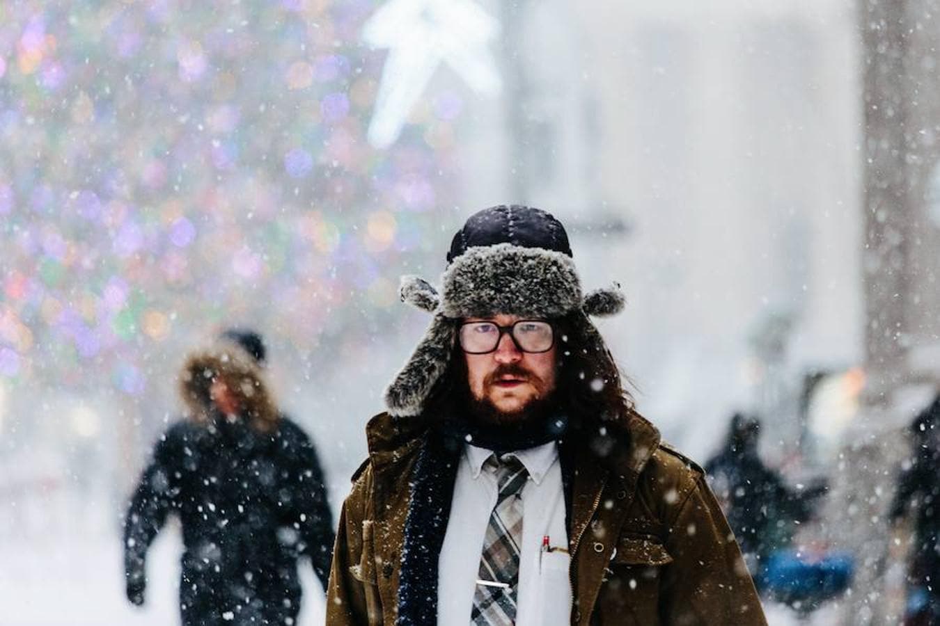 Peatones caminan bajo la nieve, en Nueva York.. 