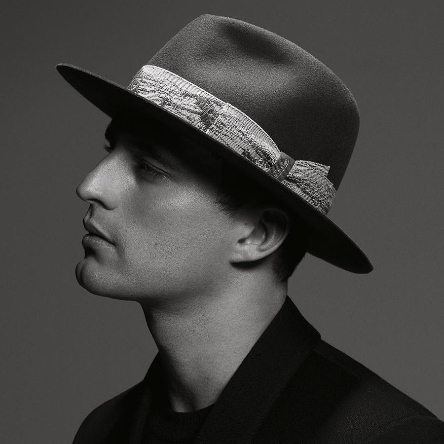 Sombrero. La histórica manufactura italiana sigue realizando los sombreros más distinguidos. Este año celebra su 160 aniversario por todo lo alto, con una edición limitada. Los productos se venden en un estuche redondo adaptado al ejemplar en cuestión. Consulta el precio con la marca