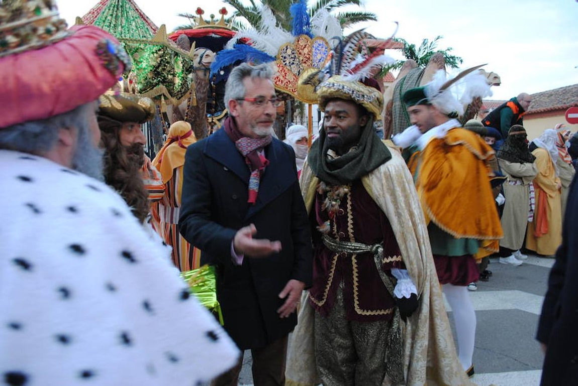 El alcalde de Valdepeñas, Jesús Martín, rodeado de sus majestadas