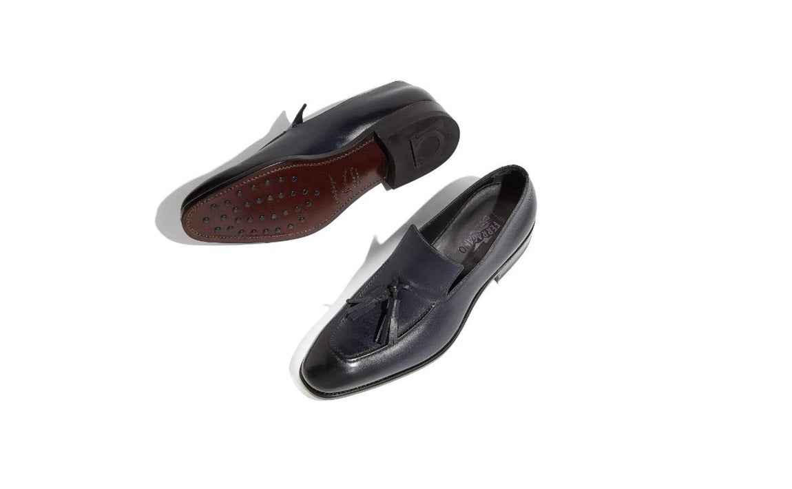 Mocasines. El clásico de lujo que no pasa de moda, estos zapatos de la casa italiana son un fondo de armario que podrá el broche de oro a cualquier evento de etiqueta. Los slip-on están fabricados en piel y cuestan 875 euros