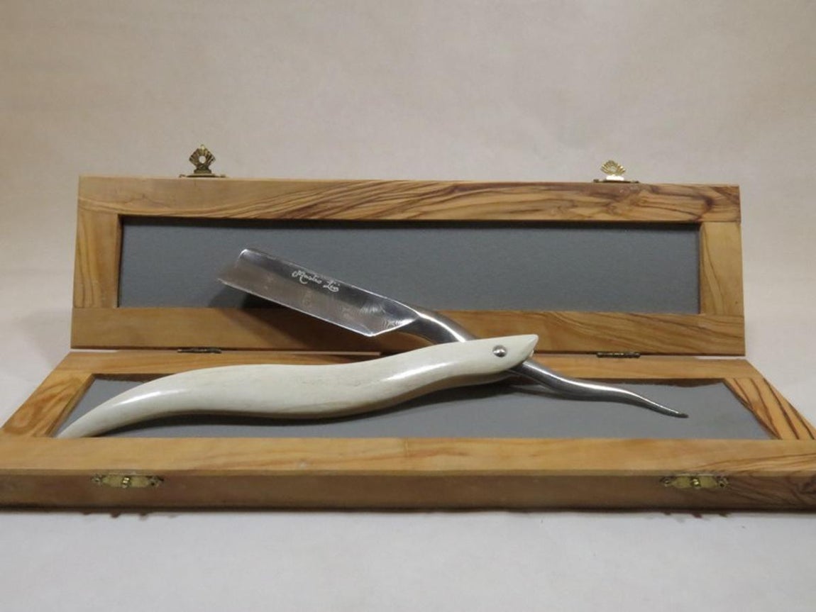 Navaja de afeitar. Llevar un instrumento de Mastro Livi es sinónimo de equiparse como un caballero. La casa en una institución en Italia, los útiles de afeitado están hechos y afilados a mano con materiales de primera calidad.  La navaja Rasoio Serpente es sobria, elegante y eficaz. Cuesta 1.100 euros