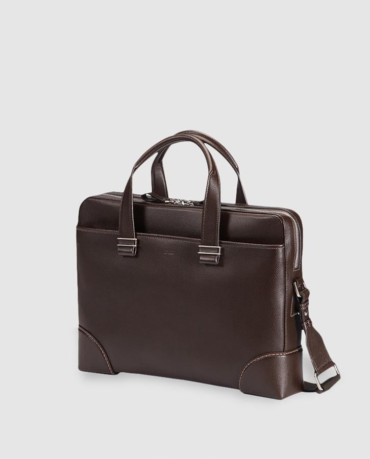 Portadocumentos. Versátil, elegante y con una nota vintage, en el portadocumentos HM Jamestown de piel de becerro hay espacio para el portátil, los documentos y pequeños objetos. Su precio: 880 euros