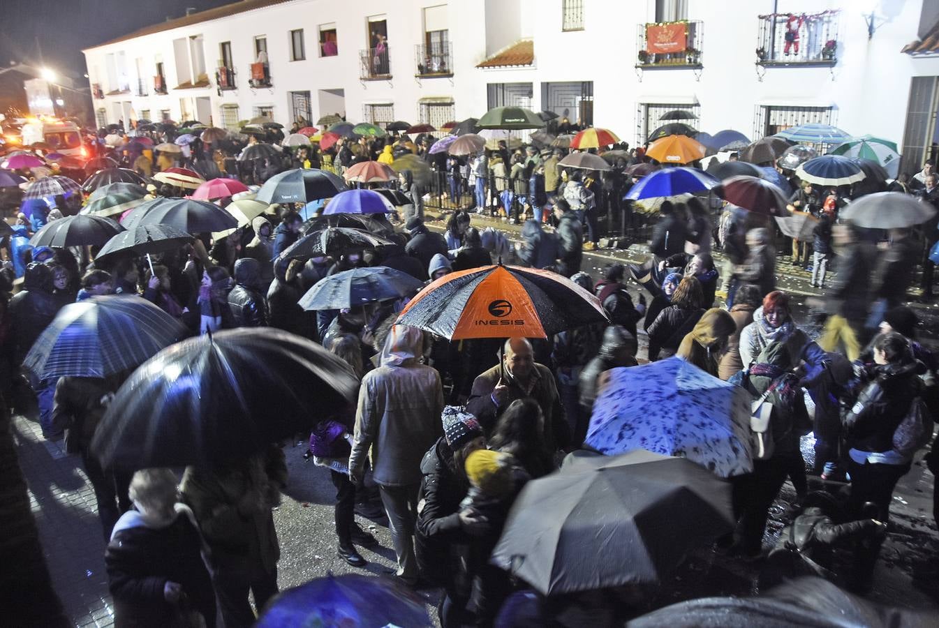 La Cabalgata desfiló en su centenario desafiando al frío y a la intensa lluvia