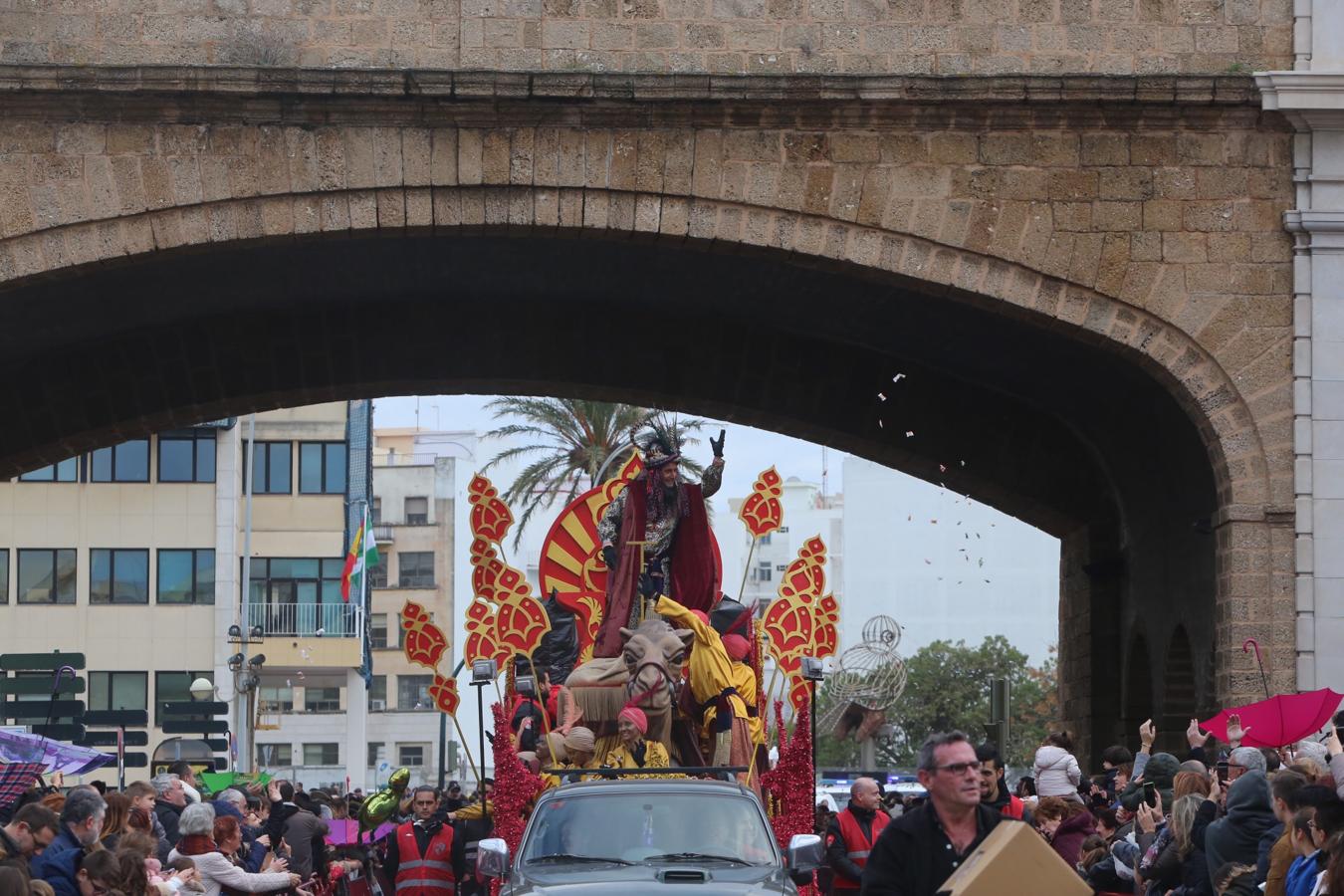 FOTOS: La Cabalgata de los Reyes Magos de Cádiz