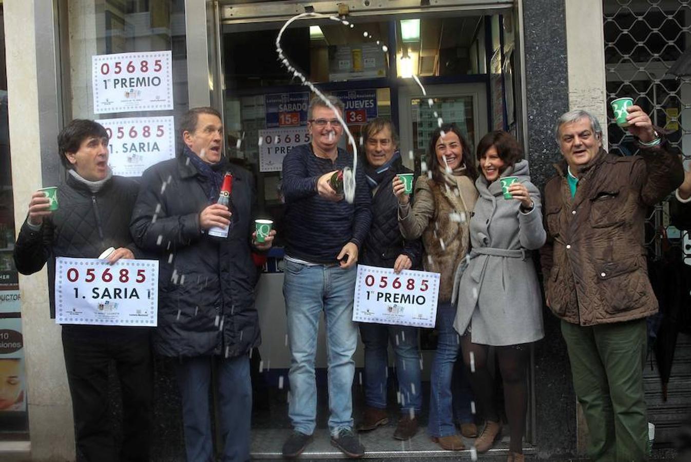 Los dueños y trabajadores de la Administración de Lotería de la Avenida Lehendakari Aguirre en Bilbao celebran haber vendido el Gordo del Sorteo del Niño que ha recaído en el número el 05.685. 