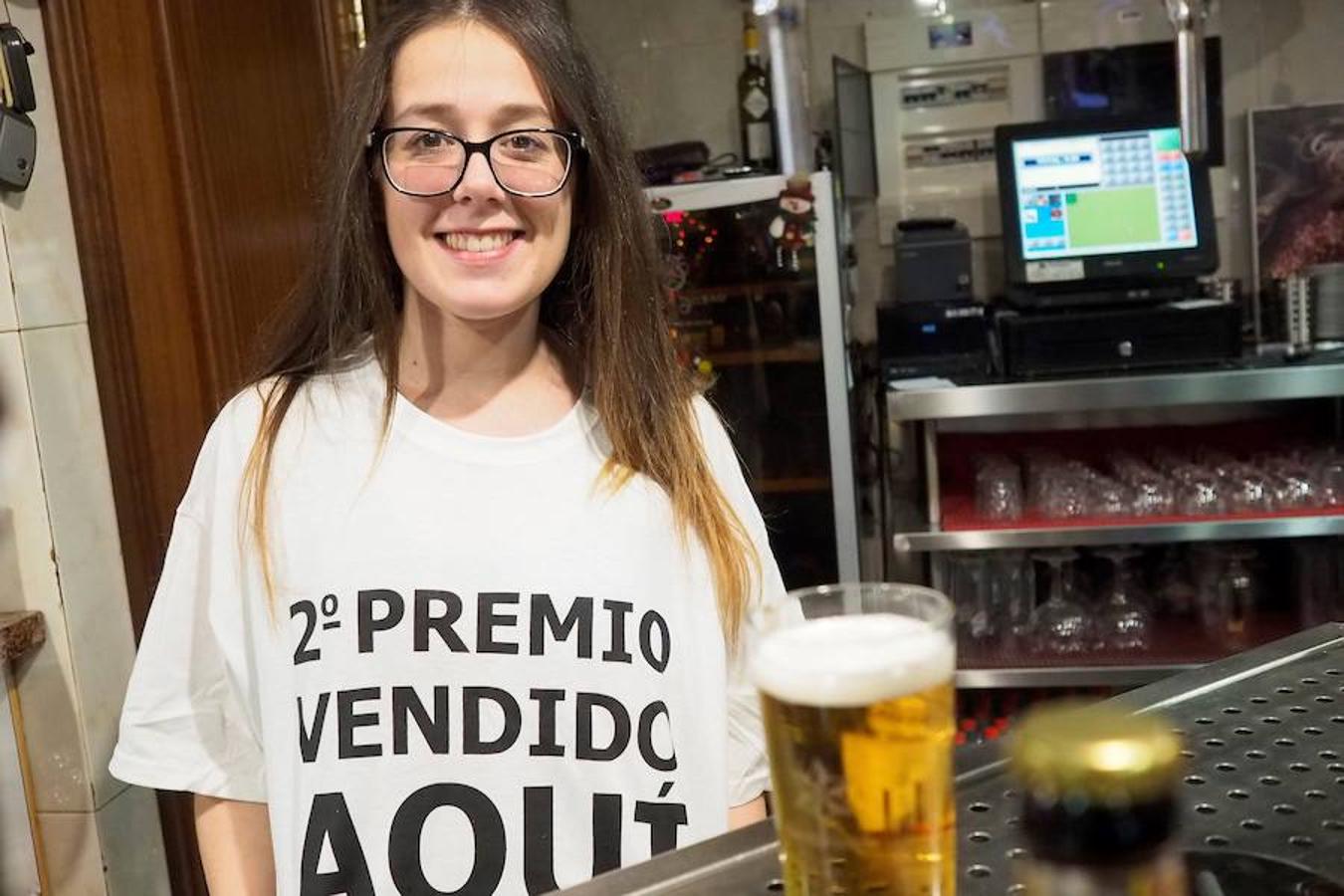 Una camarera del bar El Estudiante, en la localidad lucense de Vilalba que ha sido agraciada hoy con parte del segundo premio del sorteo de El Niño tras haber recibido 520 millones del Premio Gordo de la Lotería de Navidad el pasado día 22.. 