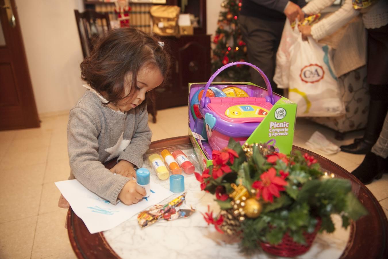 Los niños reciben con ilusión sus regalos, en imágenes