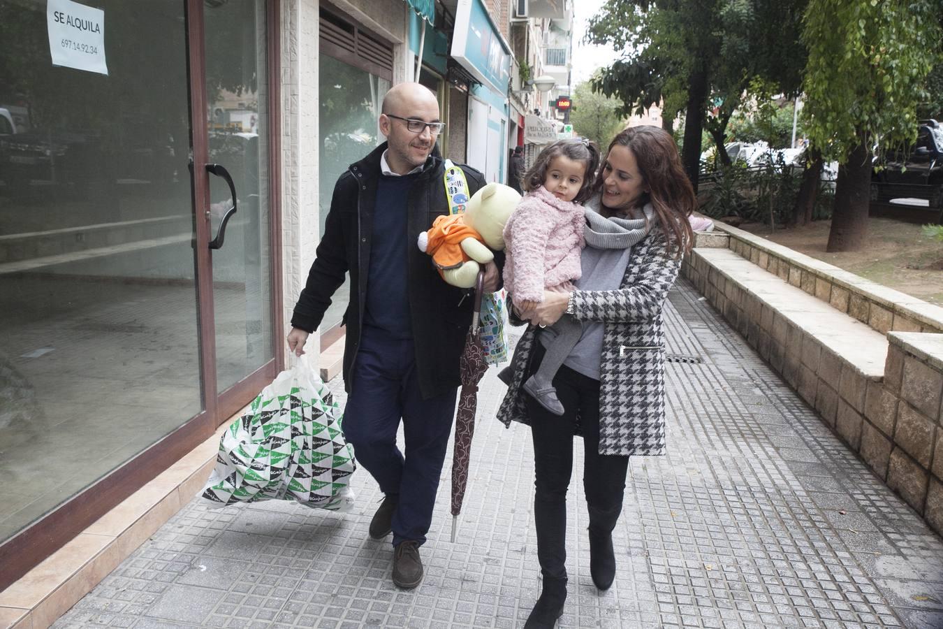 Los niños reciben con ilusión sus regalos, en imágenes