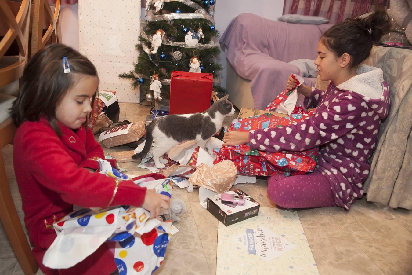 Los niños reciben con ilusión sus regalos, en imágenes