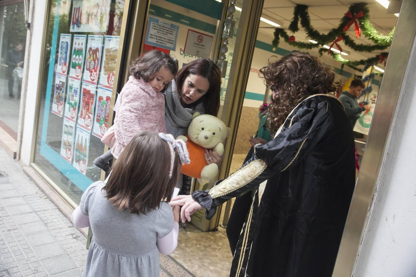 Los niños reciben con ilusión sus regalos, en imágenes