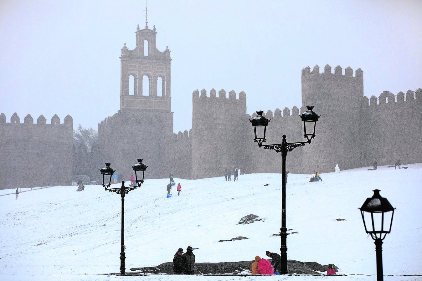 La nevada caída durante las últimas 24 horas en Ávila ha causado numerosos problemas en la capital, que ha amanecido con una capa de nieve de entre 30 y 40 centímetros. Un total de 16 personas ha tenido que ser refugiadas en las dependencias de la Policía Municipal. 