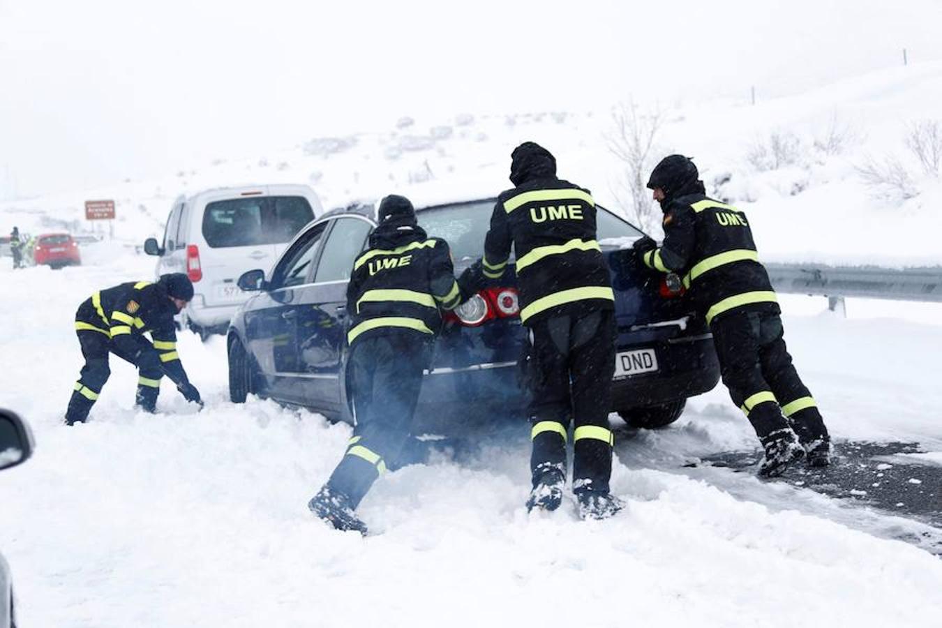 Fotografía facilitada por los Efectivos de la Unidad Militar de Emergencias (UME) que han trabajado toda la pasada noche y la mañana de hoy en Castilla y León y en Madrid para liberar a los vehículos atrapados desde la tarde de ayer en varios tramos de la AP6 por la nevada. 