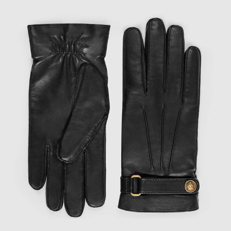 Guantes. Los guantes protegen del frío y complementan un look, bien elegidos consiguen una apariencia exquisita. En su <a href="https://www.abc.es/summum/estilo/moda/abci-codigo-estilo-guantes-201711301653_noticia.html" target="_blank">código de estilo </a>hay una norma inquebrantable: tienen que quedar ajustados y tapar las muñecas porque, de lo contrario, sería muy aparatoso llevarlos con abrigo. En la imagen, un elegante modelo de Gucci de 355 euros