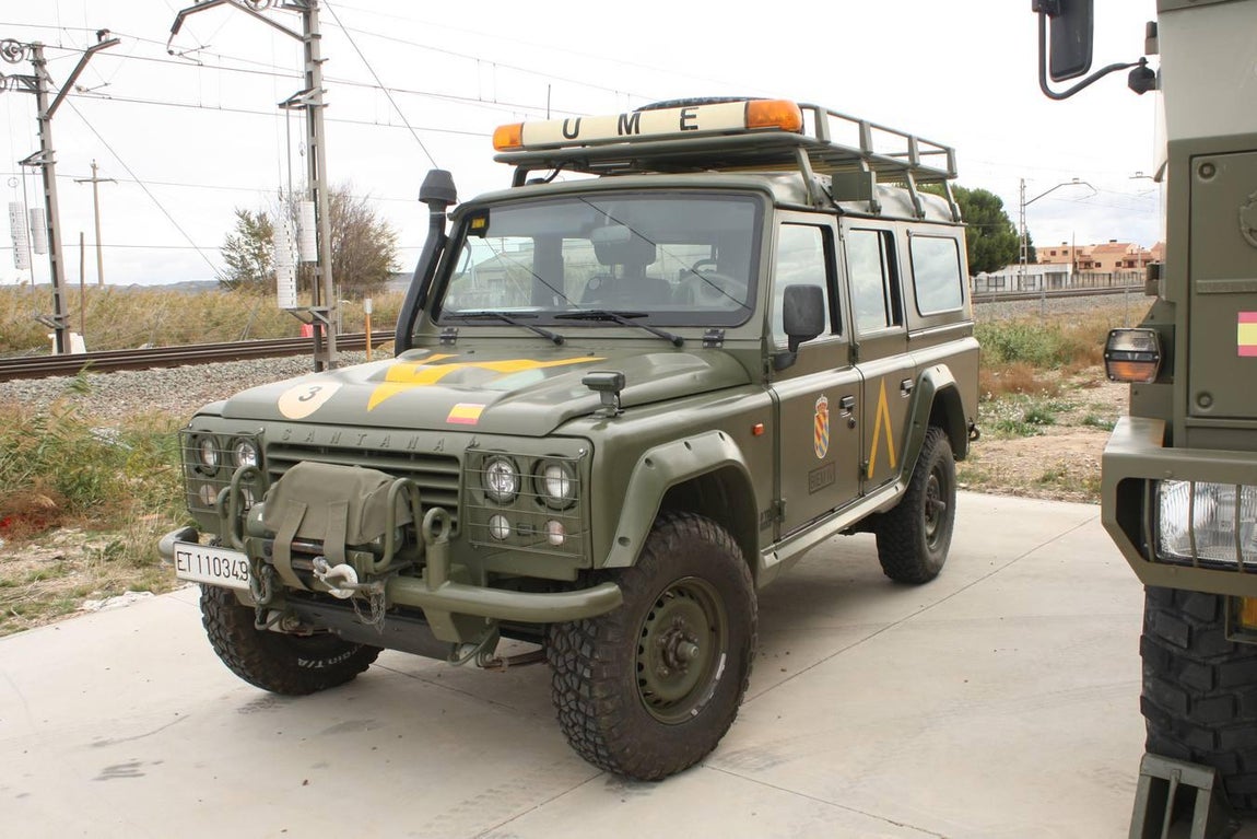 Santana Anibal CLTT 4x4 1 Tm. Es un vehículo todo-terreno acondicionado para el transporte de personas y equipos, con una potencia de 125 CV. Permite una inclinación máxima de 40 grados, superar pendientes de 45, y una profundidad de vadeo de 500 mm.. 