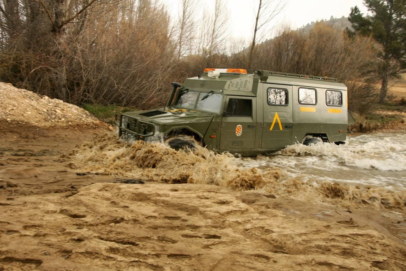 URO VAMTAC S-3. Es un vehículo acondicionado para el transporte de 8 personas con diferentes equipos individuales de intervención. Tiene 188 CV de potencia y 3.200 cc.. 