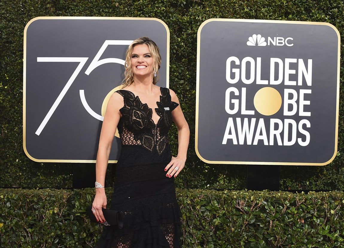 Missi Pyle. Eligió pendientes, brazalete y pulsera y anillo de Hearts on Fire, su otro anillo era de Djula