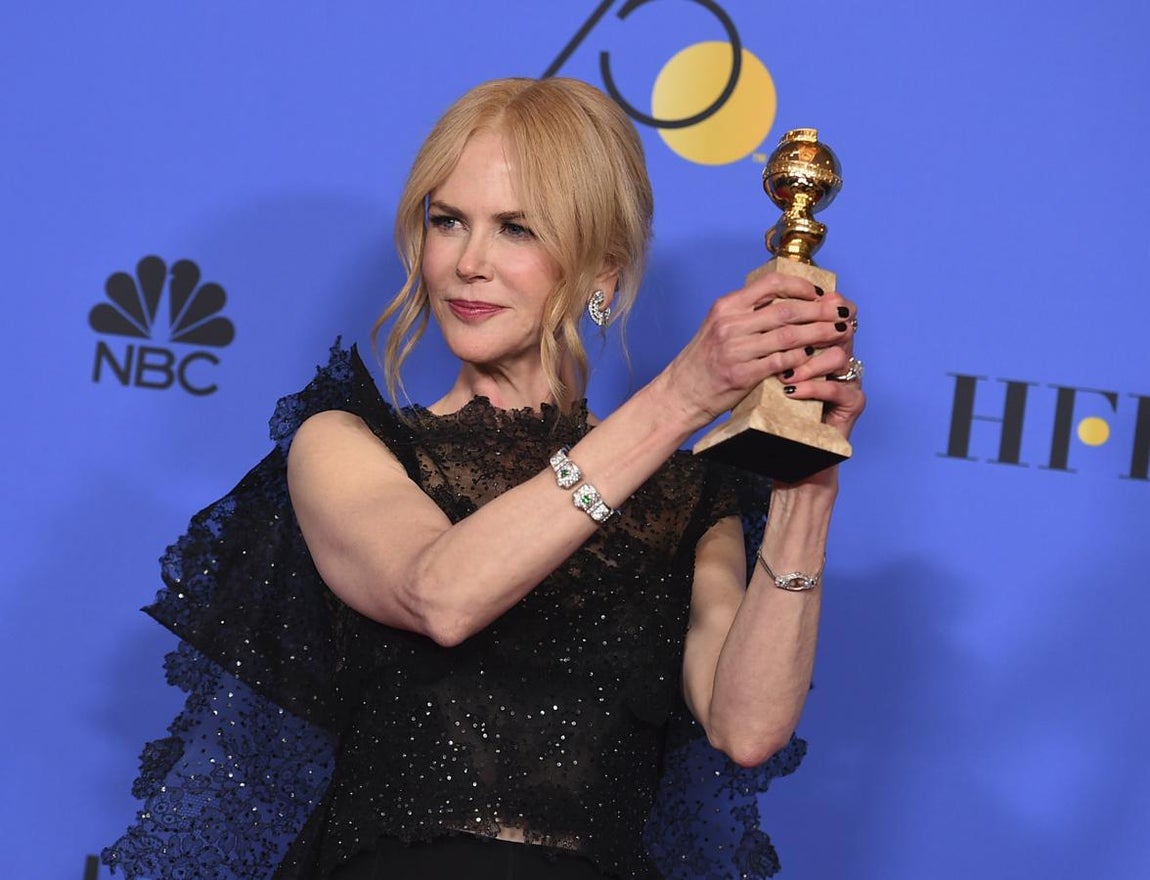 Nicole Kidman. Cuando recibió el galardón por su papel en The Big Lies lucía unos pendientes de platino y diamantes Art Decó de Fred Leighton. Su pulsera era de la misma marca, también estilo Art Decò, pero de esmeraldas. Se repiten las etiquetas para sus dos anillos, uno de diamantes europeo y otro de diamantes y platino