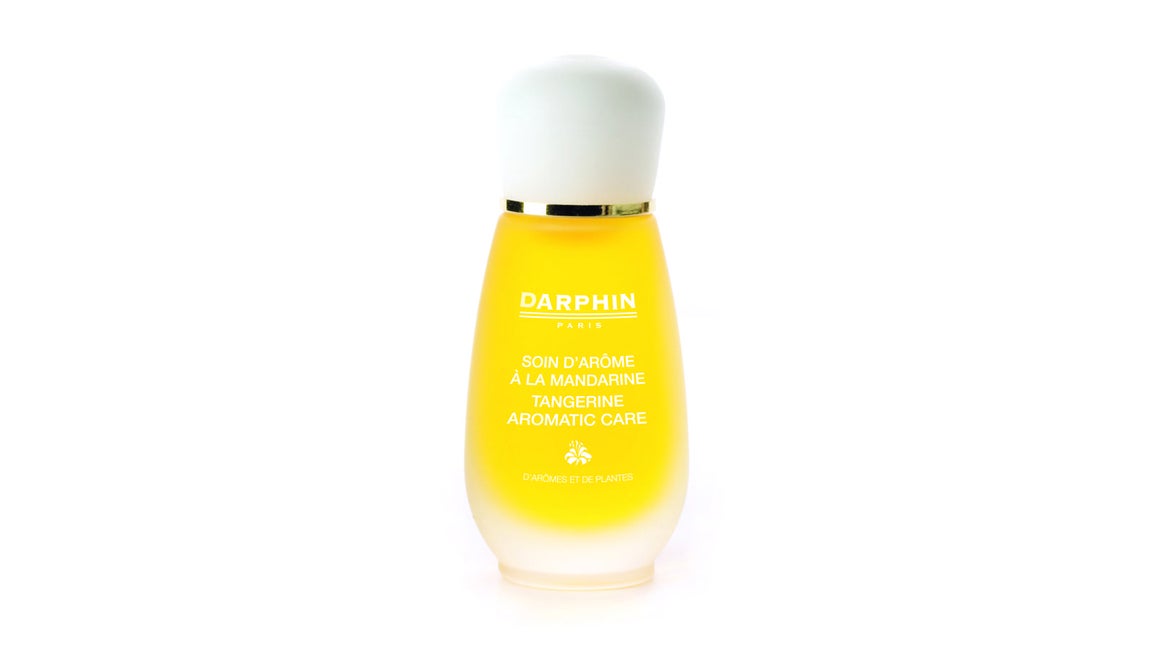 Aceites. La marca elige para su aceite los cítricos: conoce sus poderes revitalizantes y los usa en su favor. De esta manera consigue que su producto más positivo, además de hidratar y dar elasticidad a la piel, el Aceite Esencial de Mandarina levanta el ánimo y energida la piel. Cuesta 39.50€