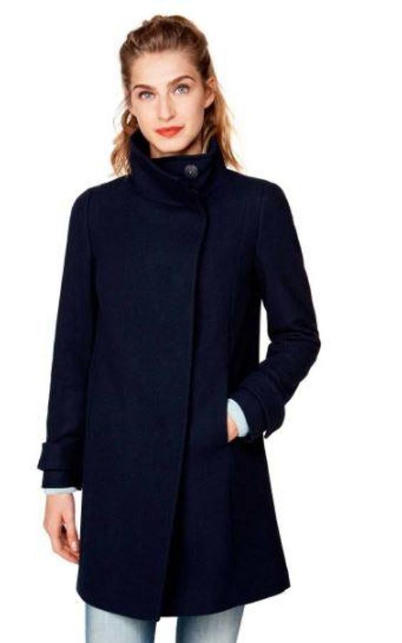 Abrigo con cuello alto de Benetton por 69.99 euros. 