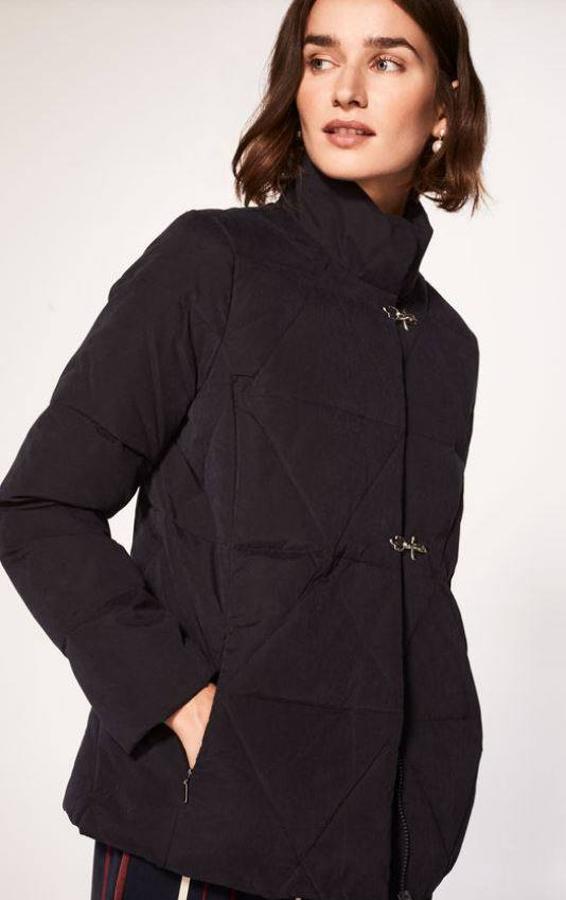 Anorak corto plumas de Cortefiel por 49.99 euros. 