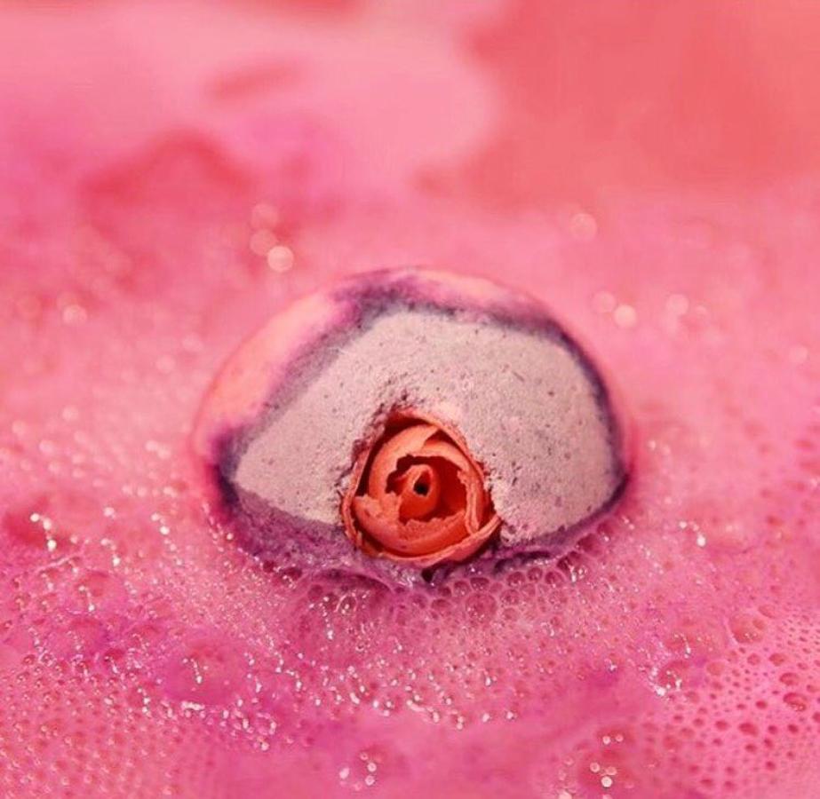 Baño de espuma. La caja de regalos WoW es arte para la bañera. Contiene bombas efervescentes de baño con colores y aromas que te trasladarán a otra dimensión, burbujas que dejarán en nada la bañera de Julia Roberts en Pretty Woman, aceites de baño, mantecas, gelatinas y exfoliantes (además de los básicos de ducha). Todos ellos están hechos con aceites esenciales que aportarán propiedades beneficiosas al cuerpo y a la mente. Un lujo de 300 €