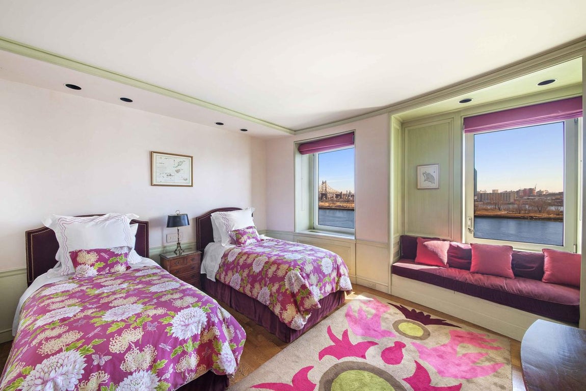 Pájaros volando. Esta habitación, a pesar de ser la menos impactante a primera vista, fue probablemente el rincón que más interesaba sus fans. La alfombra V'soske que conserva la estancia fue diseñada por la propia Garbo, le llamó «Pájaros volando»