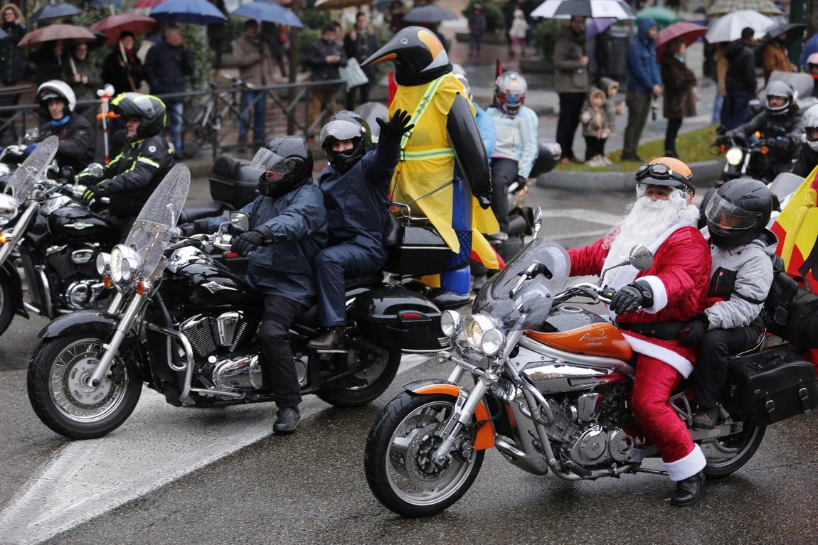 Moteros durante el desfile. Miles de moteros participan en el tradicional desfile de banderas de la concentración motera invernal Pingüiinos en Valladolid