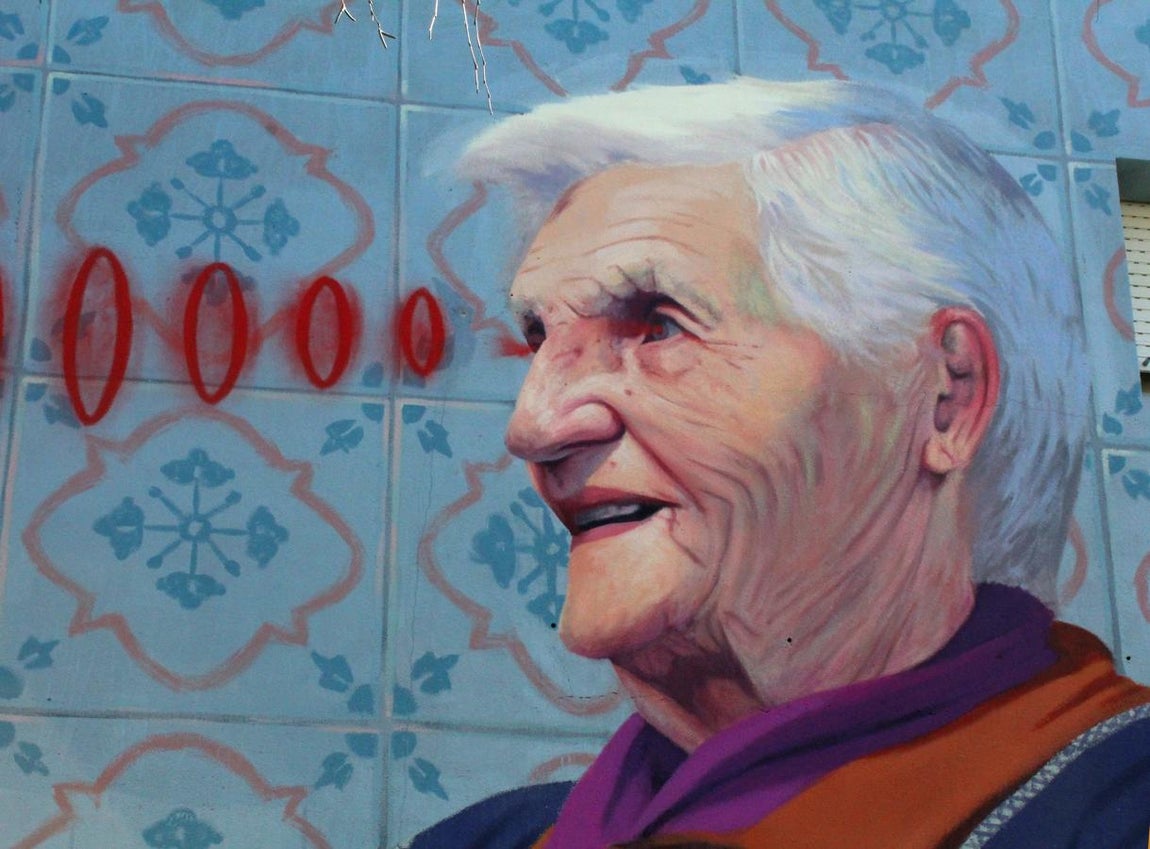 Balbina, la mujer macroondas. «En Cambre la conocían por 'A Carabela', pero en el cole de Fontiñas la rebautizaron como la Balbina.Una mujer haciendo levitar un pollo y dándole un asado exprés a base de ondas de calor que le salen de los ojos.Fue una experiencia muy bonita, a partir del mural los niños del cole escribieron cuentos sobre «A muller macroondas» y el Ampa hizo un blog y una página de Facebook donde se va subiendo todo lo relacionado con el mural. Lo que más me gustó fue un trabajo que consistía en explicar los poderes de sus abuelas, despertar esa fasciación de los más pequeños por sus abuelas estaba totalmente fuera de la circunferencia que trazaba mi obra», cuenta Yoseba MP sobre esta pieza.