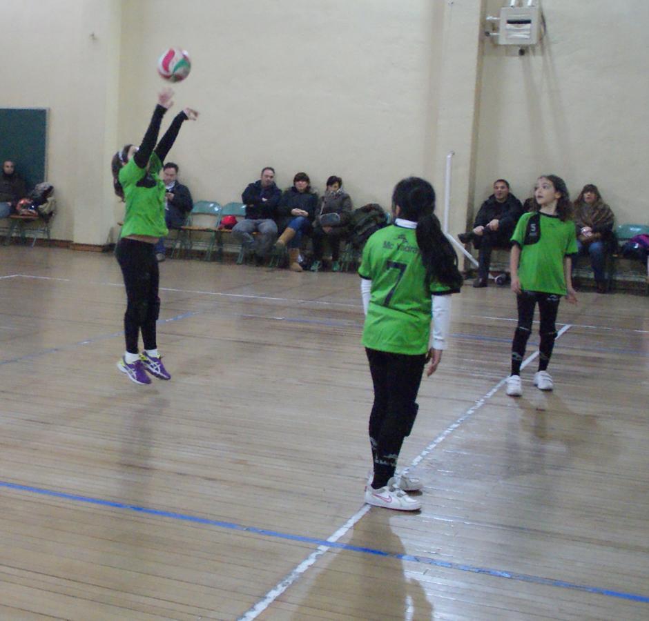 Las mejores imágenes del partido de voleibol alevín mixto entre Rafaela Ybarra y La Salle San Rafael