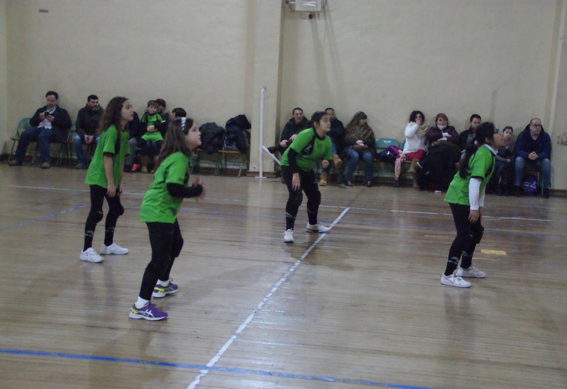 Las mejores imágenes del partido de voleibol alevín mixto entre Rafaela Ybarra y La Salle San Rafael