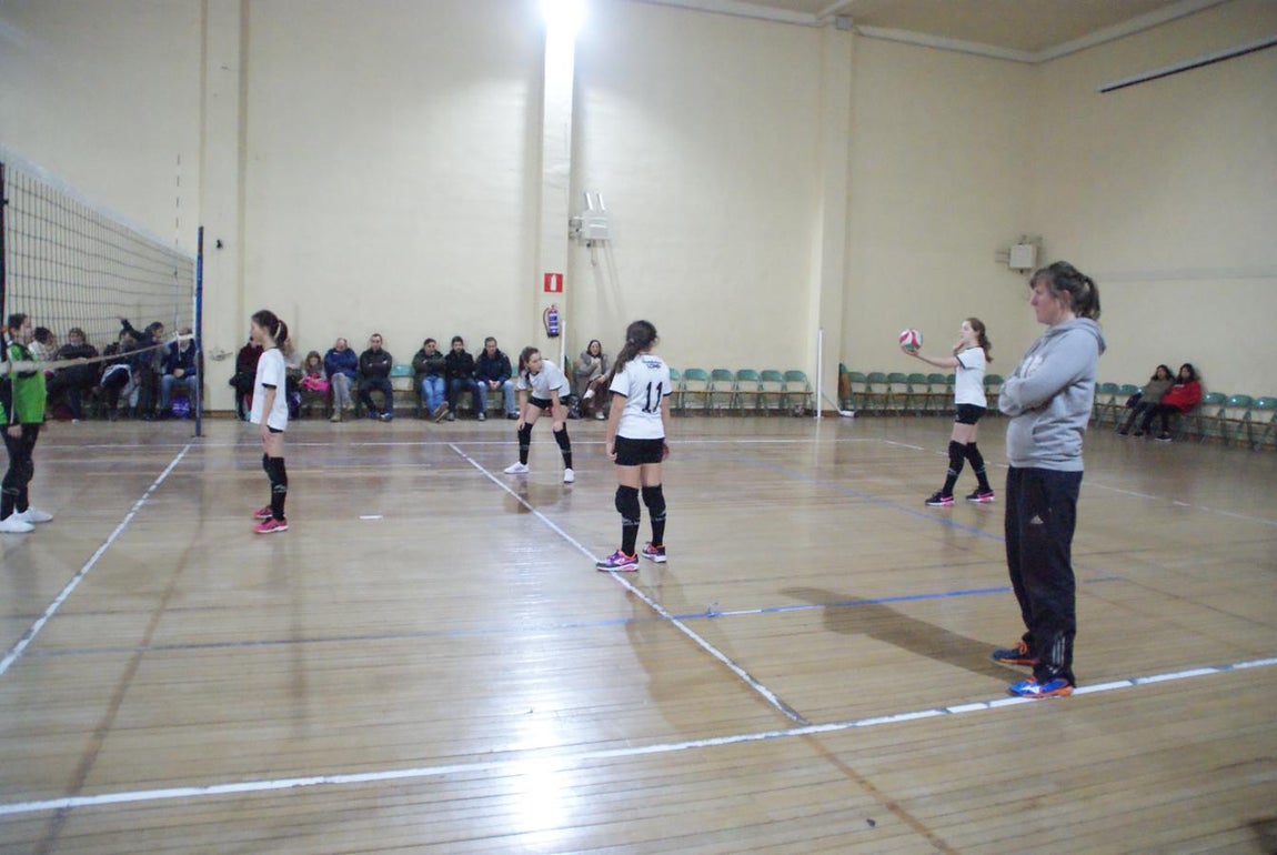Las mejores imágenes del partido de voleibol alevín mixto entre Rafaela Ybarra y La Salle San Rafael