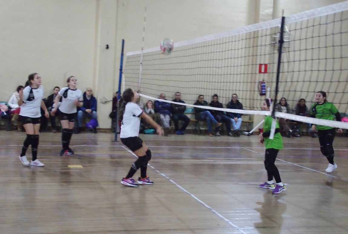 Las mejores imágenes del partido de voleibol alevín mixto entre Rafaela Ybarra y La Salle San Rafael