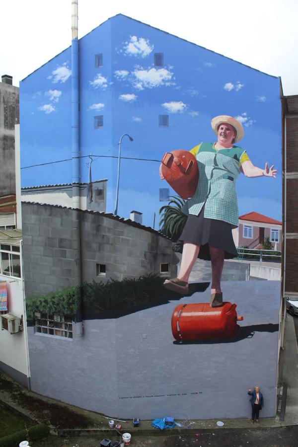 La mujer acróbata. «Soy de Cambre y fue un gustazo pintar allí. 'La Cortesa' es la abuela de mi compañera de clase Noelia. Vive en una casa en la entrada de Cambre. En su día, lo que hoy es el salón-cocina-comedor de su casa, fue el bar O Novo. Lo abrieron con el dinero acumulado tras años de trabajo en Inglaterra -es un clásico de nuestra tierra llegar con dinero para hacer una casa o montar un negocio-. En la terraza tenía casi tantas bombonas de butano como gallinas. Me extrañó; ella me dijo que las tenía de cuando el bar. Cambié la idea que llevaba y me la imaginé circense bajando la cuesta de su casa encima de una bombona butano y con otra en la mano. ¡Que no falte butano en el bar O Novo!»