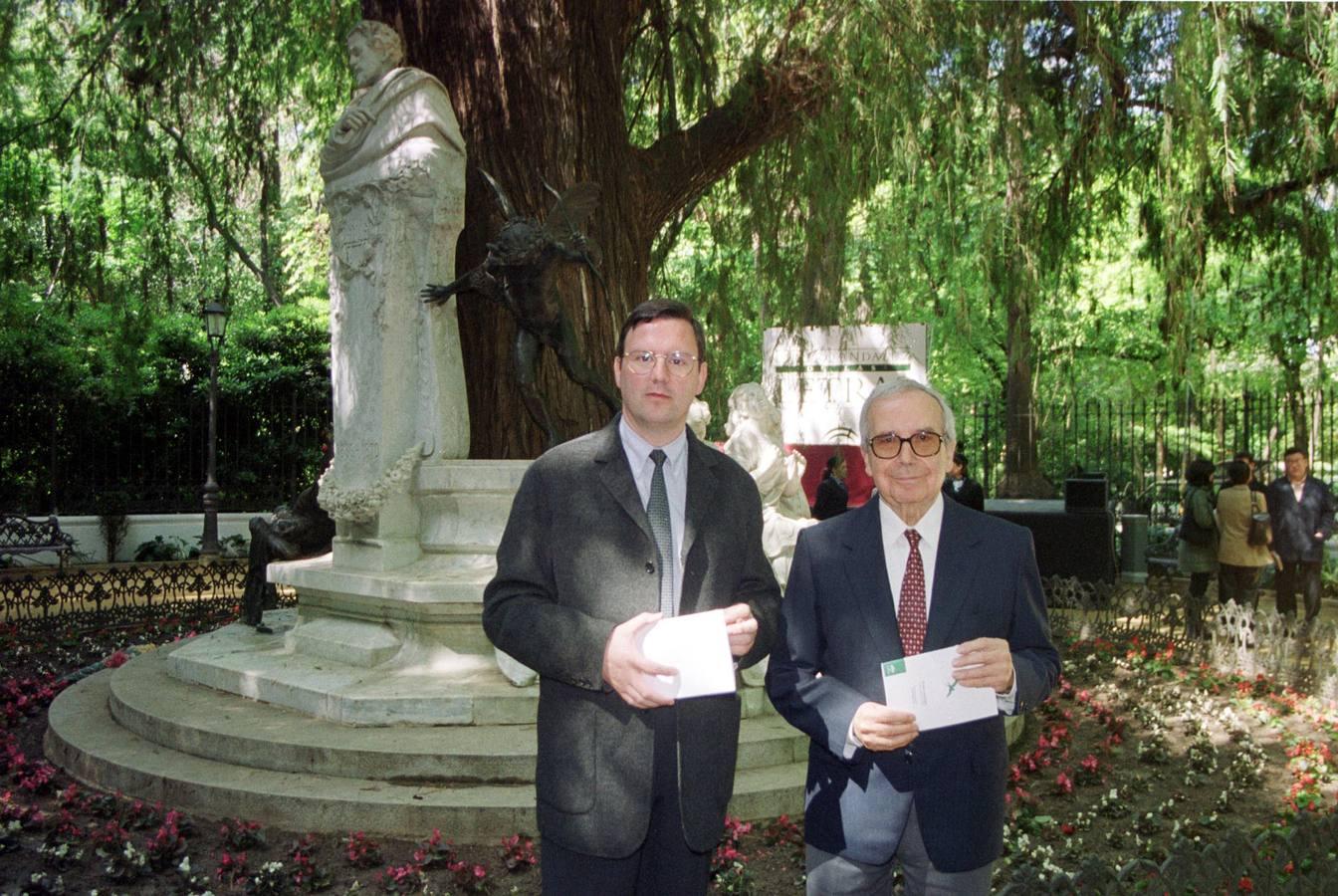 Juan Lamillar y García Baena en el Día del Libro del año 2000. 