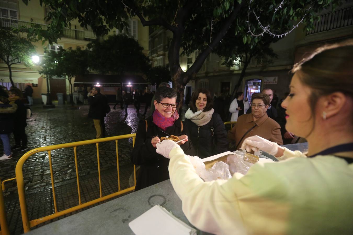 FOTOS: El mal tiempo en Cádiz no enfrió la Pestiñada de Carnaval