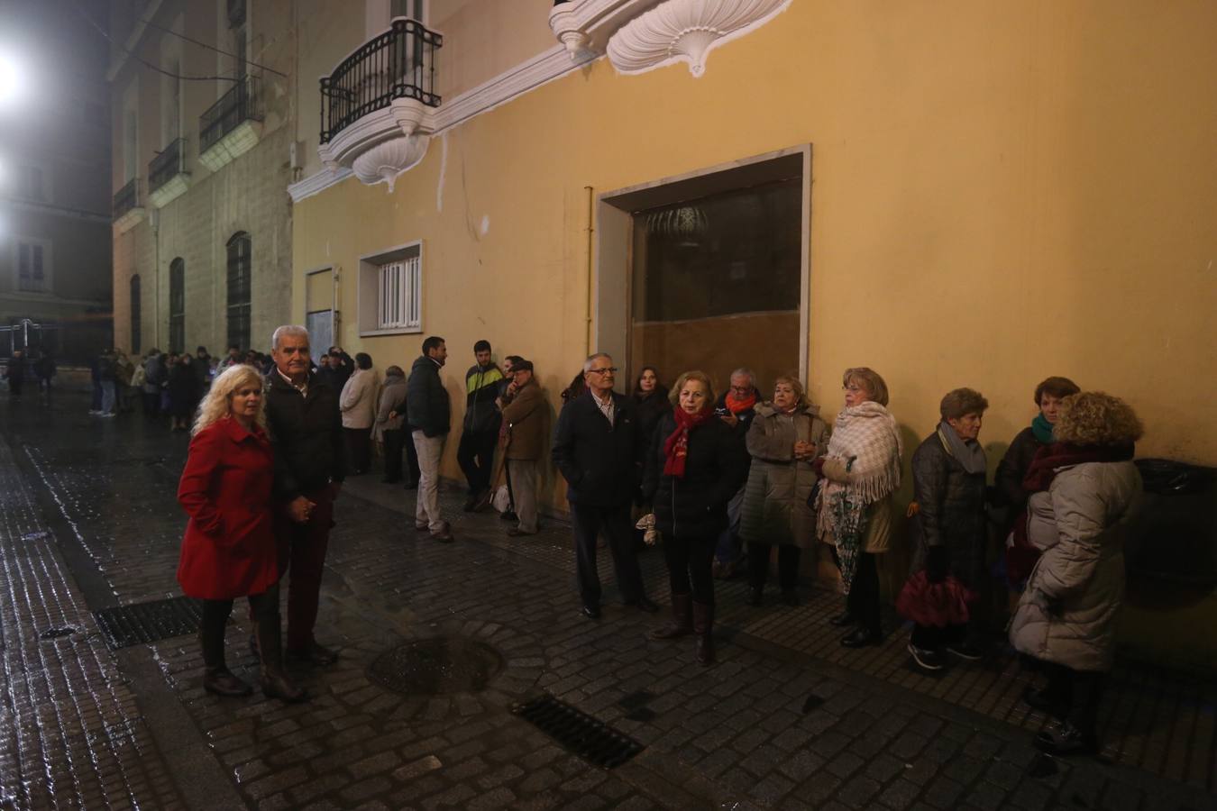 FOTOS: El mal tiempo en Cádiz no enfrió la Pestiñada de Carnaval