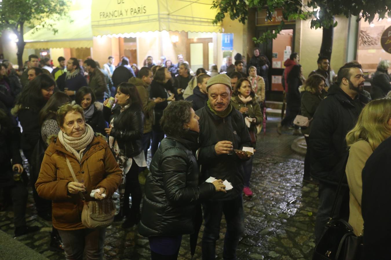 FOTOS: El mal tiempo en Cádiz no enfrió la Pestiñada de Carnaval