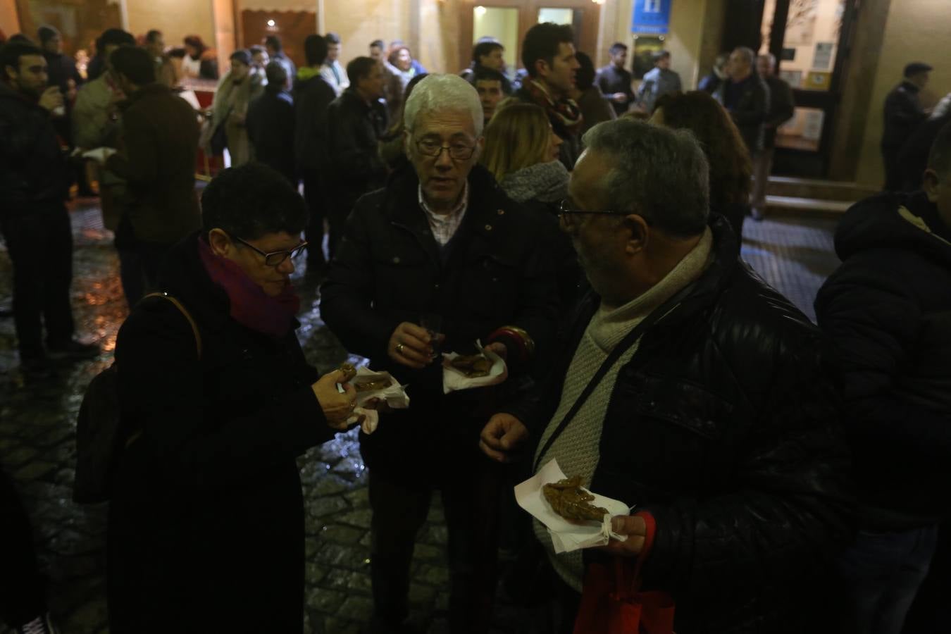 FOTOS: El mal tiempo en Cádiz no enfrió la Pestiñada de Carnaval