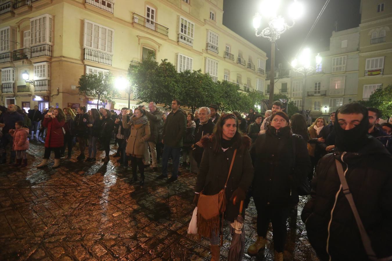 FOTOS: El mal tiempo en Cádiz no enfrió la Pestiñada de Carnaval