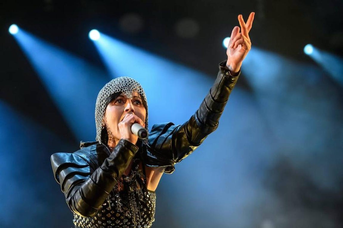 La vida de Dolores O `Riordan, vocalista de «The Cranberries», en imágenes. Tras el fulgurante éxito de su tercer disco, «To the Faithful Departed» (1996) la banda se tomó un descanso