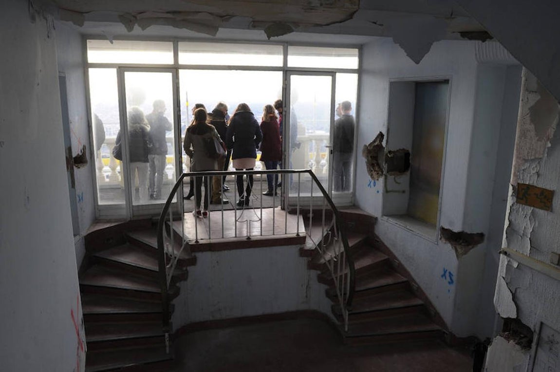 14.. Con varios tipos de estancias, las más exclusivas estarán en la primera altura, la que se ubicará en las dos torres que flanquean el tronco del rascacielos a ambos lados