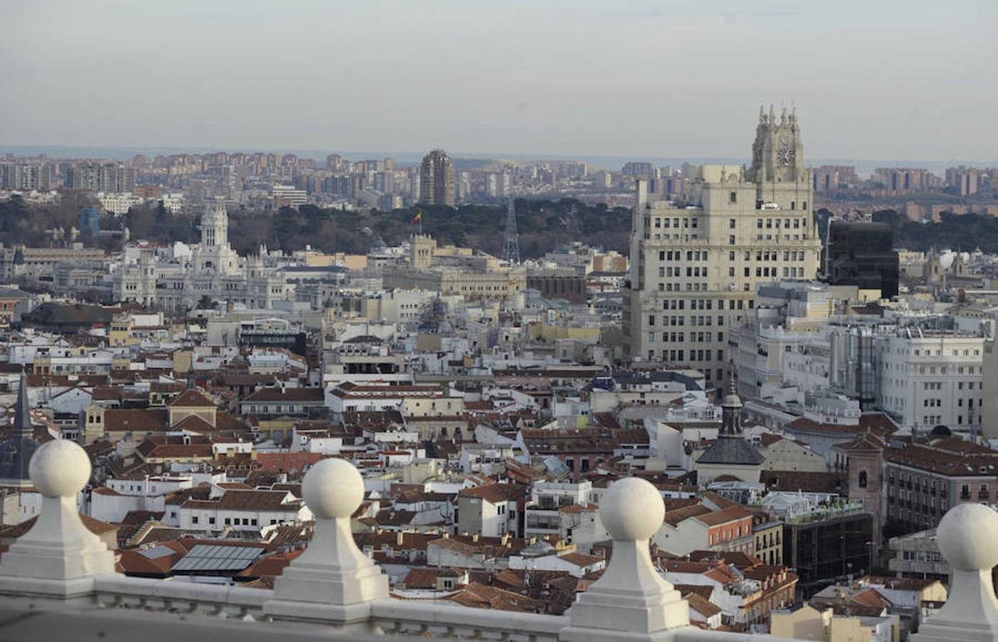 24.. Al fondo, el Palacio de Cibeles, y los tejados de Madrid, también se ven desde la azotea del Edificio España
